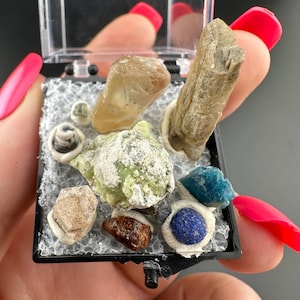 Puede incluir: Juego de tres tazas de cerámica con acabado mate moteado. Las tazas son de color crema, gris claro y gris oscuro. Cada taza tiene un diseño simple y minimalista, ideal para café o té.