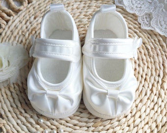 Ecru Satinschuhe, Baby Taufschühchen, ecru Babyschuhe, Hochzeitsschuhe, ecru Schühchen zur Taufe Schleifen Booties