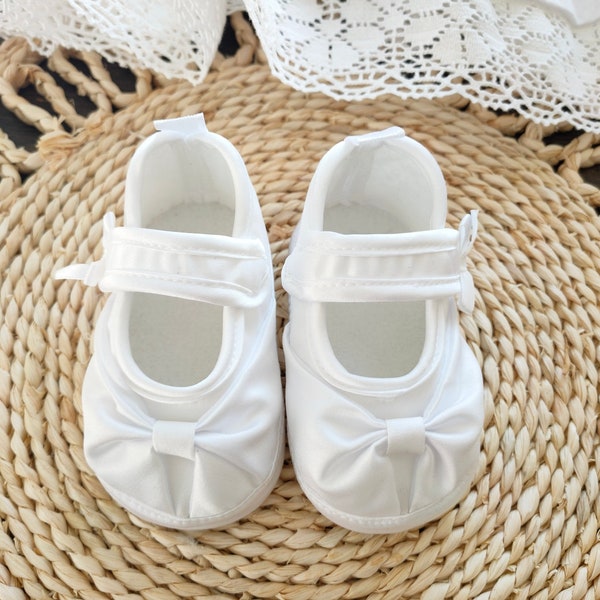 Chaussures en satin blanc, chaussures de baptême pour bébé, chaussons de baptême blancs, chaussons blancs pour le baptême, chaussures à nœud en satin