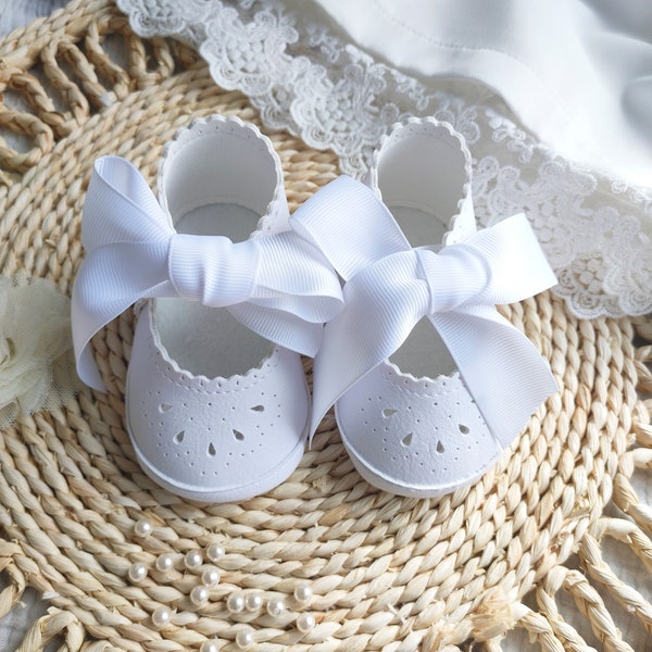 Chaussures blanches avec noeud, chaussures de baptême pour bébé, chaussures de baptême blanches, chaussons de bénédiction, chaussures de mariage, tenue de baptême