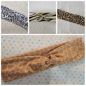 Puede incluir: Cuatro diademas con diferentes patrones sobre un fondo blanco con pequeños lunares de colores. Las diademas están hechas de un tejido elástico y tienen un diseño anudado. Los patrones incluyen estampado de leopardo, estampado de cebra, estampado de jirafa y un estampado abstracto rosa y blanco.