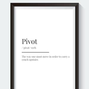 Könnte beinhalten: Ein schwarzer gerahmter Druck mit dem Wort "Pivot", definiert als "die Art und Weise, wie man sich bewegen muss, um ein Sofa nach oben zu tragen".