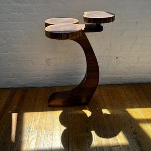 Walnotenhouten bijzettafeltje