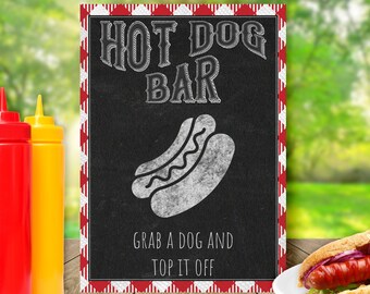 Puede incluir: Un letrero rectangular con fondo de pizarra negra y borde a cuadros rojos y blancos. El texto dice HOT DOG BAR y GRAB A DOG AND TOP IT OFF en blanco, con un gráfico blanco de un perrito caliente en el centro del letrero.
