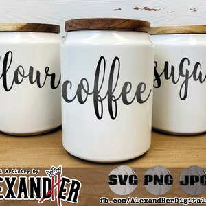 Può includere: Tre barattoli di ceramica bianca con coperchi in legno. I barattoli sono etichettati con "farina", "caffè" e "zucchero" in lettere corsive nere.