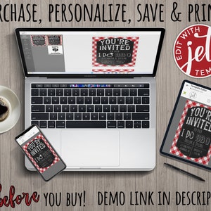 Pu&ograve; includere: Un laptop, un tablet e uno smartphone mostrano un design di invito a un barbecue con un bordo a scacchi rosso e bianco. Il testo sull'invito recita "You're Invited to Our I Do BBQ". L'immagine include anche una tazza di caff&egrave;.