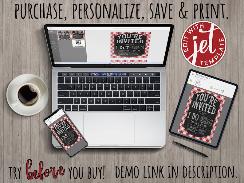 Pu&ograve; includere: Un laptop, un tablet e uno smartphone mostrano un design di invito a un barbecue con un bordo a scacchi rosso e bianco. Il testo sull'invito recita "You're Invited to Our I Do BBQ". L'immagine include anche una tazza di caff&egrave;.