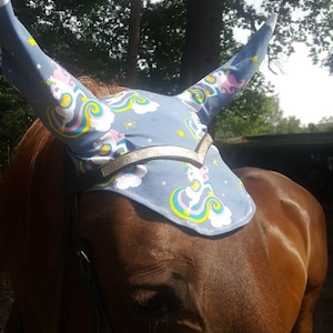 Sewing pattern &quot;Fly cap&quot; incl. embroidery file set &quot;horses&quot; + &quot;negative applications&quot; plus stirrup protectors