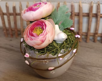 Decorazione da tavola: piccolo uovo in ceramica grigia decorato con fiori, ranuncoli e un uccellino.