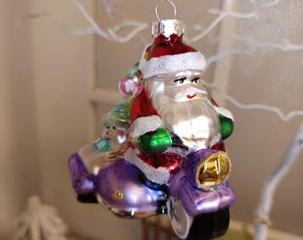 Pallina per albero di Natale Babbo Natale in moto con regali, vetro, colorato 9 x 9 x 6 cm