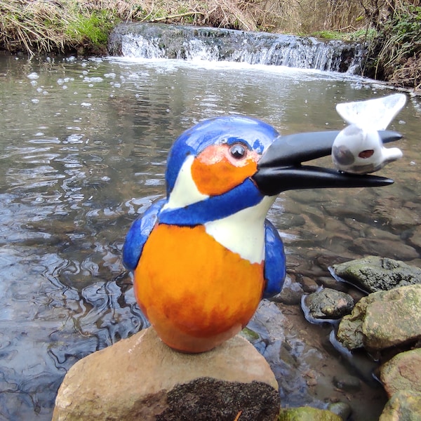 Eisvogel aus Keramik, Fisch im Schnabel, frostsicher, Unikat, Vogel, Gartendeko