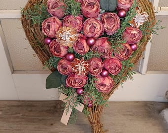 Composizione funebre, composizione da tavolo a forma di cuore, viticci, fatta a mano, 20 rose, 45 x 35 cm, rosa antico