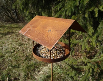 Tuinpaal vogelvoeder van metaal, roest, voer, vogel, winter, voederbak