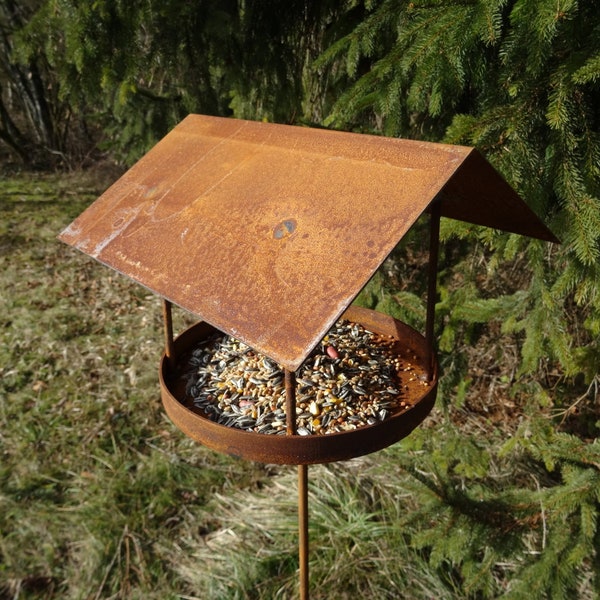 Mangeoire à oiseaux sur piquet de jardin en métal, rouille, nourriture, oiseau, hiver, mangeoire