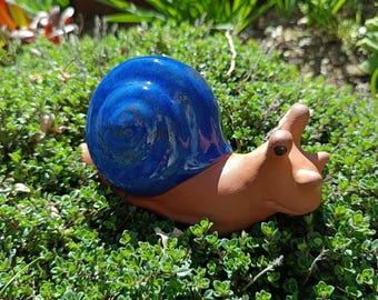 Piccola lumaca in ceramica blu, resistente al gelo, realizzata a mano.