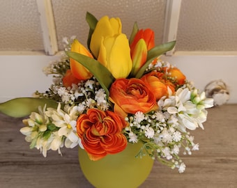 Bouquet primaverile con vaso, tulipani, ranuncoli, giacinti, gypsophila, arancio, giallo