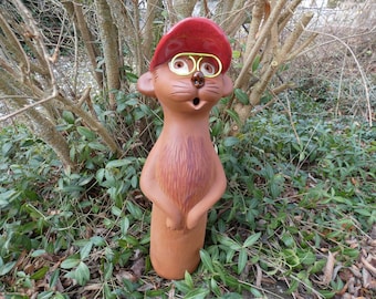 Suricato in ceramica, berretto da baseball rosso e occhiali, 40 cm, decorazione da giardino unica e resistente al gelo (F)