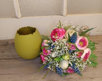 Bouquet primaverile con vaso, tulipani, ranuncoli, giacinti d'uva, gypsophila
