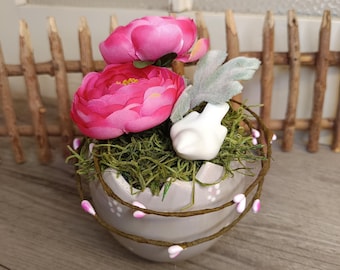 Decorazione da tavola: piccolo uovo in ceramica grigia decorato con fiori, ranuncoli e un uccellino.