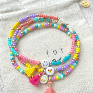 Armband im SET dreiteilig Rainbow mit Quaste Perlenarmband bunt Miyuki Armband mit Smiley, Herz, Peace personalisiert Motiv Armband Weiß
