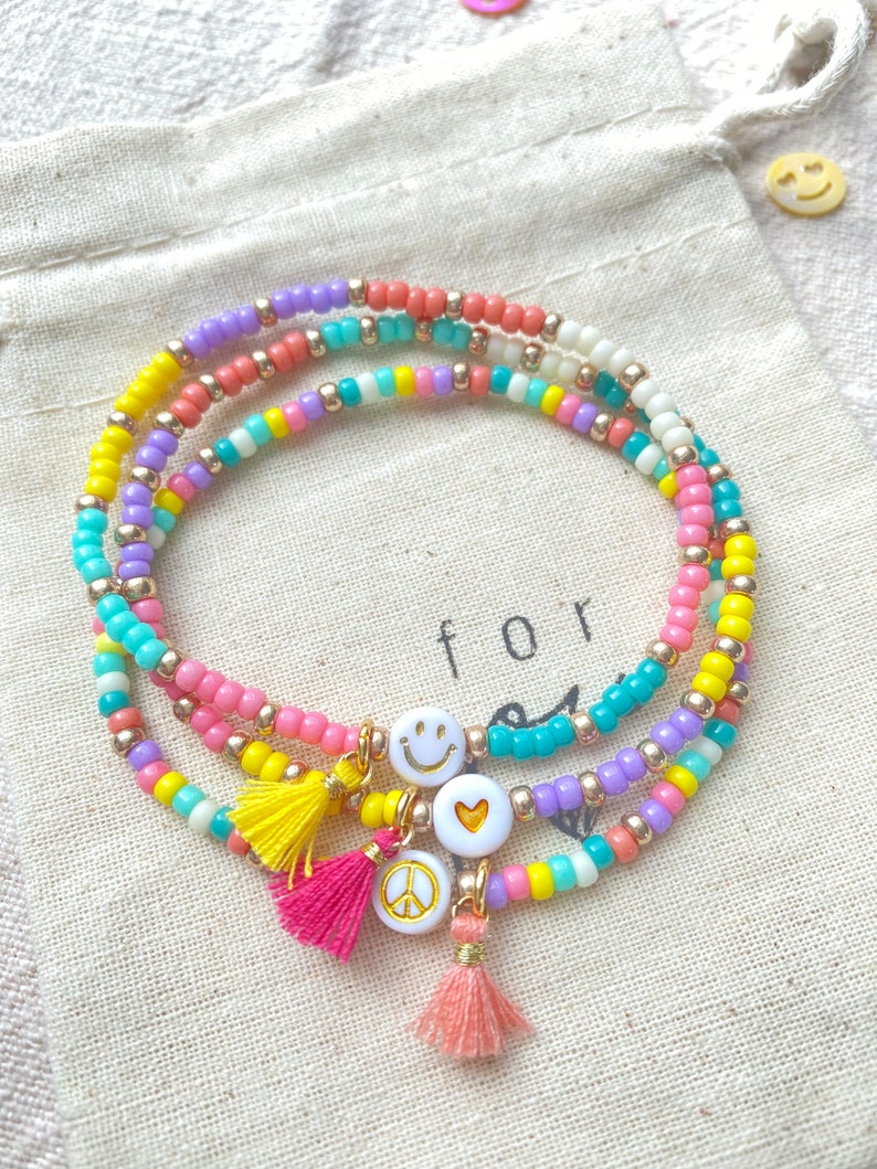 Armband im SET dreiteilig Rainbow mit Quaste Perlenarmband bunt Miyuki Armband mit Smiley, Herz, Peace personalisiert Motiv Armband Weiß