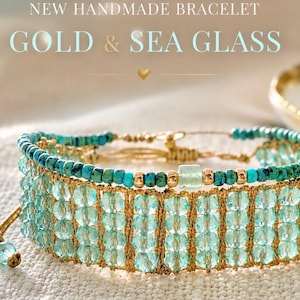 Puede incluir: Una pulsera hecha a mano con filas de cuentas de vidrio facetado azul claro tejidas con hilo dorado, rematada con una hebra de cuentas turquesas y doradas. La imagen incluye el texto: BE CREATIVE, NEW HANDMADE BRACELET, GOLD & SEA GLASS.