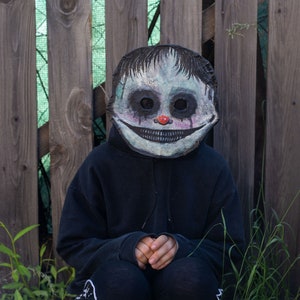 Maschera spaventosa per bambini, maschera per bambini fatta a mano, maschera inquietante di cartapesta, costume spettrale per bambini, mascherata, terrore dell'orrore, faccia felice inquietante
