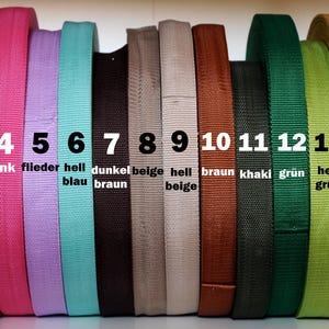 Mehrere Rollen hochwertiges 30 mm Gurtband in Grün, Dunkelblau, Weiß, Rosa, Hellblau, Braun, Beige, Lila, Pink und Grau. Strapazierfähiges Gurtband für Taschen, Rucksäcke, Schultergurte, Hundeleinen, Gürtel sowie kreative Näh- und DIY-Projekte. Robustes, fein gewebtes Band für langlebige und professionelle Handarbeiten.