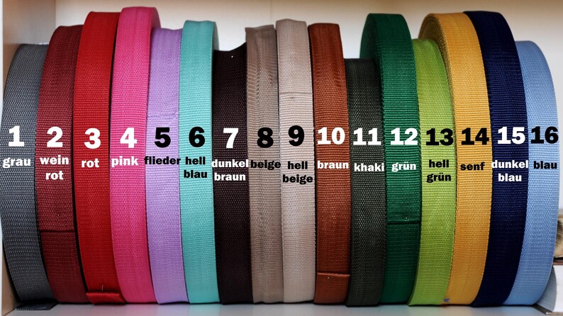 Mehrere Rollen hochwertiges 30 mm Gurtband in Grün, Dunkelblau, Weiß, Rosa, Hellblau, Braun, Beige, Lila, Pink und Grau. Strapazierfähiges Gurtband für Taschen, Rucksäcke, Schultergurte, Hundeleinen, Gürtel sowie kreative Näh- und DIY-Projekte. Robustes, fein gewebtes Band für langlebige und professionelle Handarbeiten.