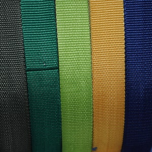 Mehrere Rollen hochwertiges 30 mm Gurtband in Grün, Dunkelblau, Weiß, Rosa, Hellblau, Braun, Beige, Lila, Pink und Grau. Strapazierfähiges Gurtband für Taschen, Rucksäcke, Schultergurte, Hundeleinen, Gürtel sowie kreative Näh- und DIY-Projekte. Robustes, fein gewebtes Band für langlebige und professionelle Handarbeiten.