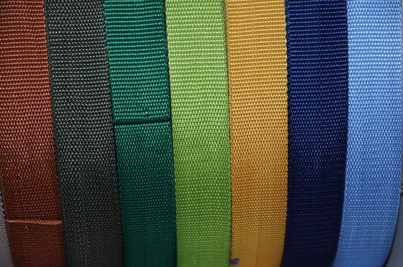Mehrere Rollen hochwertiges 30 mm Gurtband in Grün, Dunkelblau, Weiß, Rosa, Hellblau, Braun, Beige, Lila, Pink und Grau. Strapazierfähiges Gurtband für Taschen, Rucksäcke, Schultergurte, Hundeleinen, Gürtel sowie kreative Näh- und DIY-Projekte. Robustes, fein gewebtes Band für langlebige und professionelle Handarbeiten.