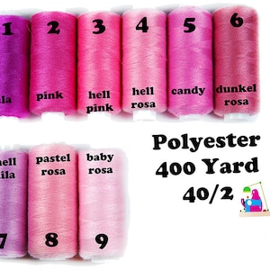 Peut inclure: Neuf bobines de fil polyester dans différentes nuances de rose et de violet. Les bobines sont numérotées de 1 à 9 et portent des noms de couleurs comme "lila", "rose", "rose clair", "rose foncé", "rose bonbon", "rose foncé", "rose pastel" et "rose bébé". Le texte "Polyester 400 Yard 40/2" est également visible.