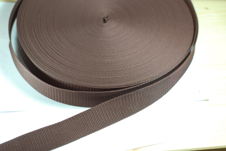 Hochwertiges 30 mm Gurtband in Dunkelbraun. Strapazierfähiges Gurtband für Taschen, Rucksäcke, Schultergurte, Hundeleinen, Gürtel sowie kreative Näh- und DIY-Projekte. Robustes, fein gewebtes Band für langlebige und professionelle Handarbeiten.