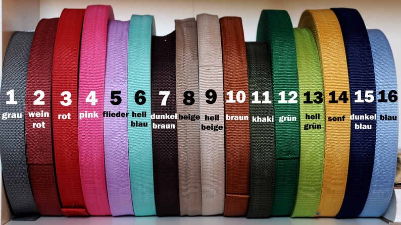 Mehrere Rollen hochwertiges 30 mm Gurtband in Grün, Dunkelblau, Weiß, Rosa, Hellblau, Braun, Beige, Lila, Pink und Grau. Strapazierfähiges Gurtband für Taschen, Rucksäcke, Schultergurte, Hundeleinen, Gürtel sowie kreative Näh- und DIY-Projekte. Robustes, fein gewebtes Band für langlebige und professionelle Handarbeiten.