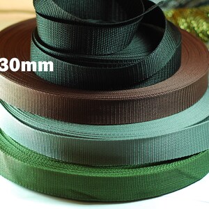 Mehrere Rollen hochwertiges 30 mm Gurtband in Grün, Braun Schwarz und Grau. Strapazierfähiges Gurtband für Taschen, Rucksäcke, Schultergurte, Hundeleinen, Gürtel sowie kreative Näh- und DIY-Projekte. Robustes, fein gewebtes Band für langlebige und professionelle Handarbeiten.