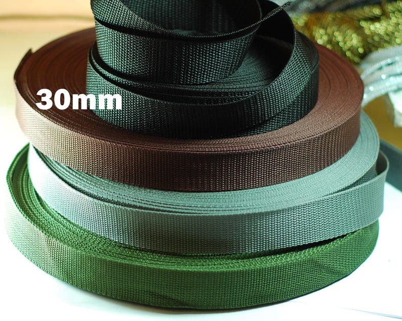 Mehrere Rollen hochwertiges 30 mm Gurtband in Grün, Braun Schwarz und Grau. Strapazierfähiges Gurtband für Taschen, Rucksäcke, Schultergurte, Hundeleinen, Gürtel sowie kreative Näh- und DIY-Projekte. Robustes, fein gewebtes Band für langlebige und professionelle Handarbeiten.