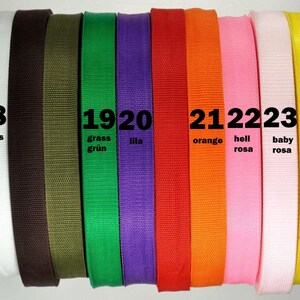 Mehrere Rollen hochwertiges 30 mm Gurtband in Grün, Dunkelblau, Weiß, Rosa, Hellblau, Braun, Beige, Lila, Pink und Grau. Strapazierfähiges Gurtband für Taschen, Rucksäcke, Schultergurte, Hundeleinen, Gürtel sowie kreative Näh- und DIY-Projekte. Robustes, fein gewebtes Band für langlebige und professionelle Handarbeiten.