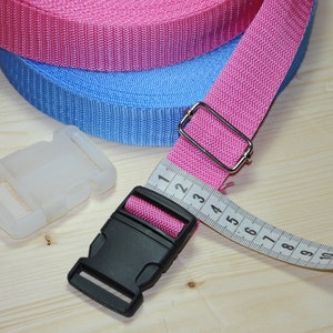hochwertiges 30 mm Gurtband in 




hellblau und hellrosa. Strapazierfähiges Gurtband für Taschen, Rucksäcke, Schultergurte, Hundeleinen, Gürtel sowie kreative Näh- und DIY-Projekte. Robustes, fein gewebtes Band für langlebige und professionelle Handarbeiten.