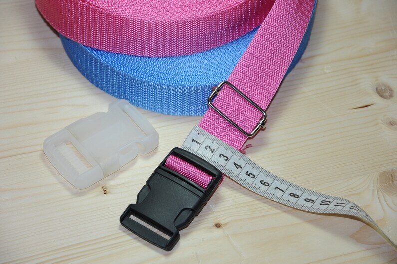 hochwertiges 30 mm Gurtband in 




hellblau und hellrosa. Strapazierfähiges Gurtband für Taschen, Rucksäcke, Schultergurte, Hundeleinen, Gürtel sowie kreative Näh- und DIY-Projekte. Robustes, fein gewebtes Band für langlebige und professionelle Handarbeiten.