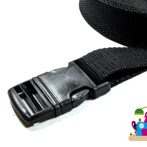 Hochwertiges 30 mm Gurtband in Schwarz. Strapazierfähiges Gurtband für Taschen, Rucksäcke, Schultergurte, Hundeleinen, Gürtel sowie kreative Näh- und DIY-Projekte. Robustes, fein gewebtes Band für langlebige und professionelle Handarbeiten.