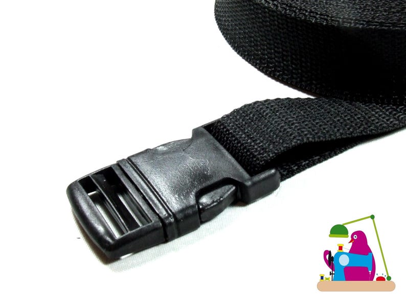 Hochwertiges 30 mm Gurtband in Schwarz. Strapazierfähiges Gurtband für Taschen, Rucksäcke, Schultergurte, Hundeleinen, Gürtel sowie kreative Näh- und DIY-Projekte. Robustes, fein gewebtes Band für langlebige und professionelle Handarbeiten.