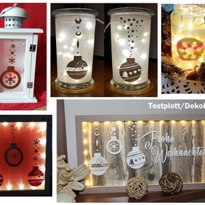 Puede incluir: Una colecci&oacute;n de decoraciones navide&ntilde;as con faroles y tarros de cristal iluminados. Las decoraciones incluyen adornos festivos, copos de nieve y la frase "Frohe Weihnachten". La paleta de colores incluye blanco, marr&oacute;n y luces blancas c&aacute;lidas.