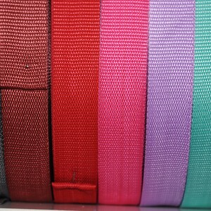 Mehrere Rollen hochwertiges 30 mm Gurtband in Grün, Dunkelblau, Weiß, Rosa, Hellblau, Braun, Beige, Lila, Pink und Grau. Strapazierfähiges Gurtband für Taschen, Rucksäcke, Schultergurte, Hundeleinen, Gürtel sowie kreative Näh- und DIY-Projekte. Robustes, fein gewebtes Band für langlebige und professionelle Handarbeiten.