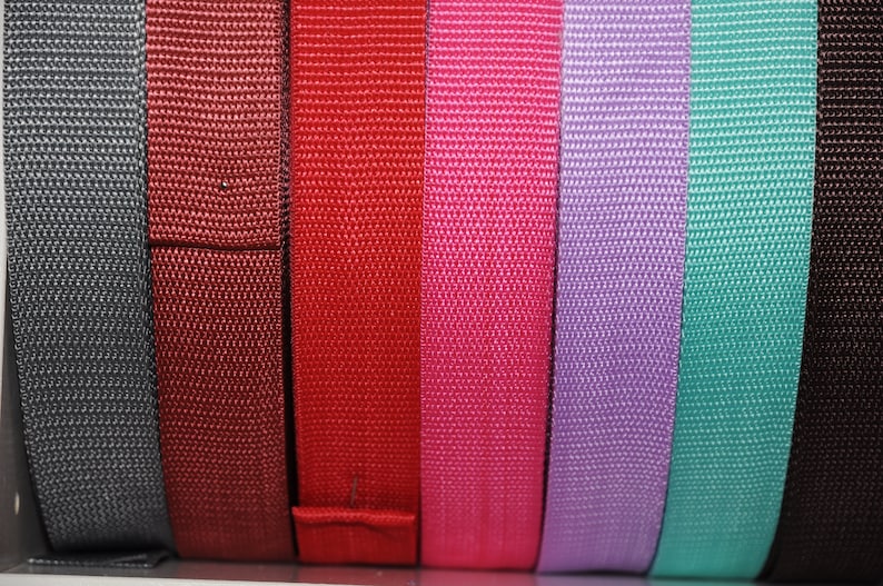 Mehrere Rollen hochwertiges 30 mm Gurtband in Grün, Dunkelblau, Weiß, Rosa, Hellblau, Braun, Beige, Lila, Pink und Grau. Strapazierfähiges Gurtband für Taschen, Rucksäcke, Schultergurte, Hundeleinen, Gürtel sowie kreative Näh- und DIY-Projekte. Robustes, fein gewebtes Band für langlebige und professionelle Handarbeiten.