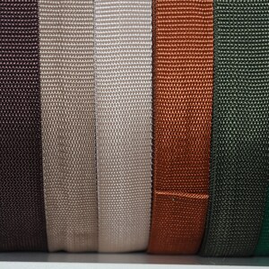 Mehrere Rollen hochwertiges 30 mm Gurtband in Grün, Dunkelblau, Weiß, Rosa, Hellblau, Braun, Beige, Lila, Pink und Grau. Strapazierfähiges Gurtband für Taschen, Rucksäcke, Schultergurte, Hundeleinen, Gürtel sowie kreative Näh- und DIY-Projekte. Robustes, fein gewebtes Band für langlebige und professionelle Handarbeiten.