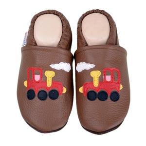 Liya&#39;s leather slippers, crawling shoes, slippers - #588 locomotive in reddish brown