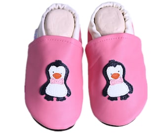 Liya's Lederpuschen Krabbelschuhe Hausschuhe - #521 Pinguin in rosa