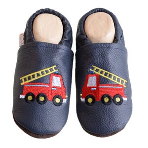 Zapatos de bebé de cuero Liya, zapatillas para gatear - #583 Camión de bomberos en azul oscuro