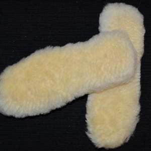 Puede incluir: Dos pares de plantillas de piel de oveja de color crema. Las plantillas están hechas de piel de oveja suave y esponjosa y están diseñadas para proporcionar comodidad y calidez.