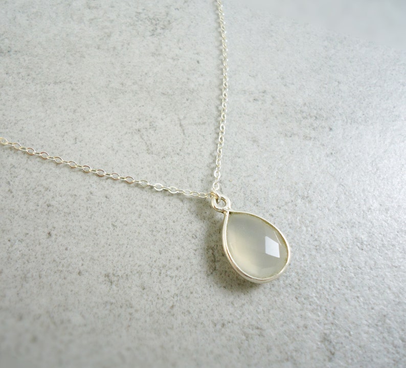 Silver necklace with grey-brown Chalcedontropfen